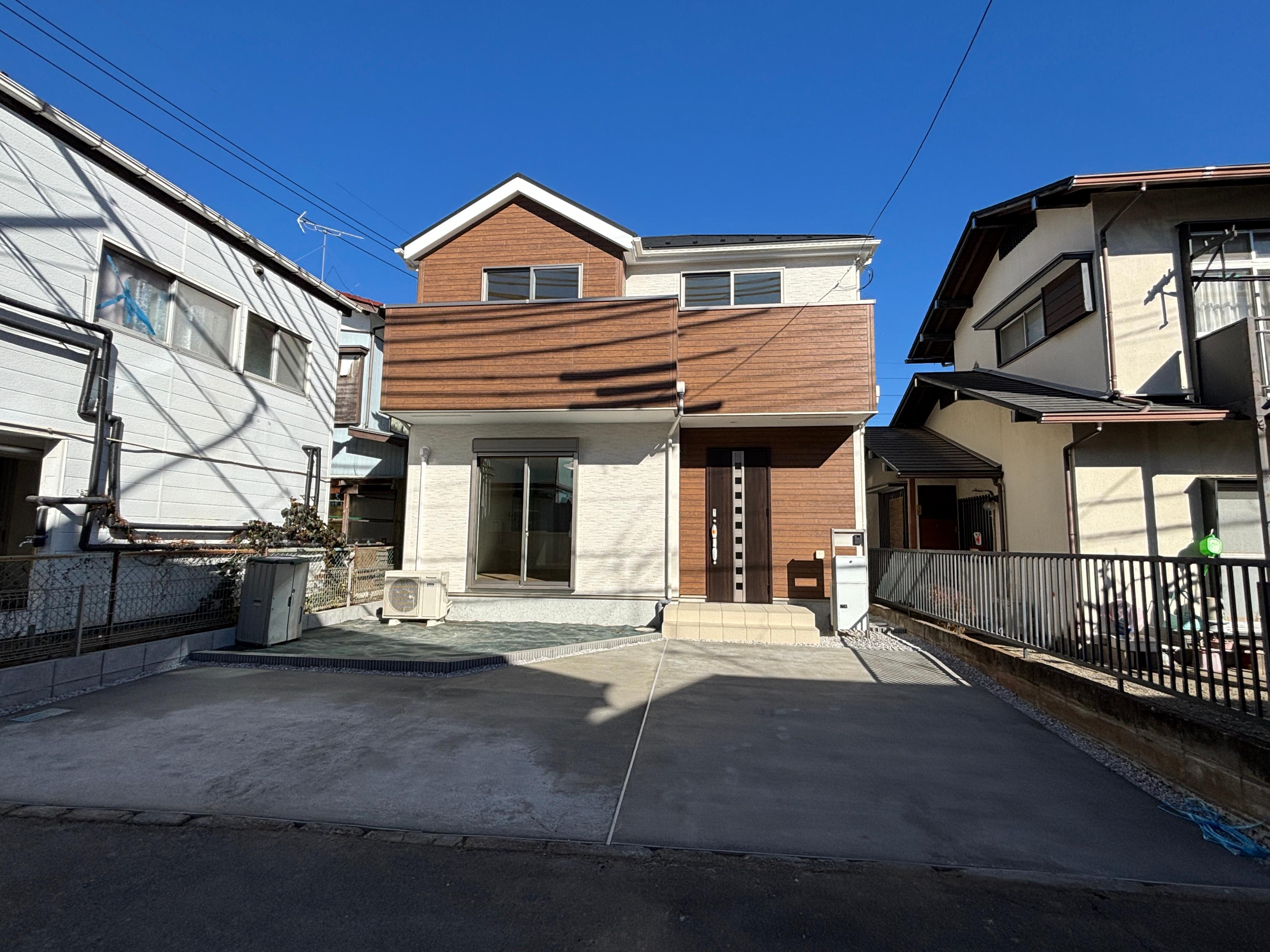 青空と自然光に包まれた多摩エリアの新築住宅